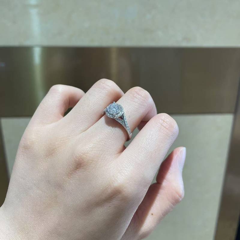 豪华双臂圆包女戒S925银镀白金定制选款主石莫桑钻1.0ct/副石高碳钻